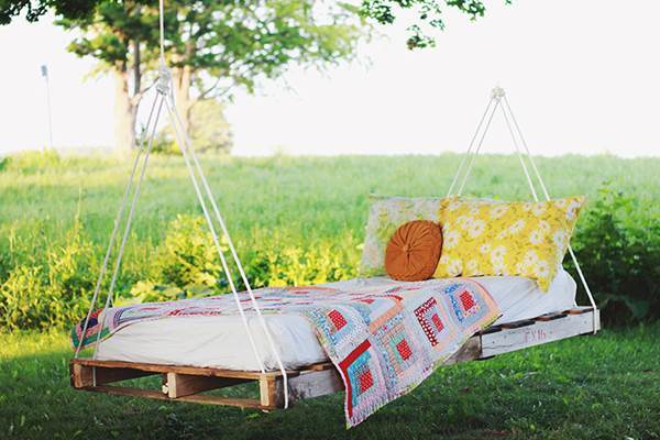 DIY-Pallet-Swing-Bed-The-Merrythought-