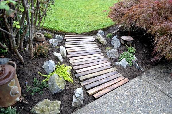 DIY Pallet Wood Garden Walkway