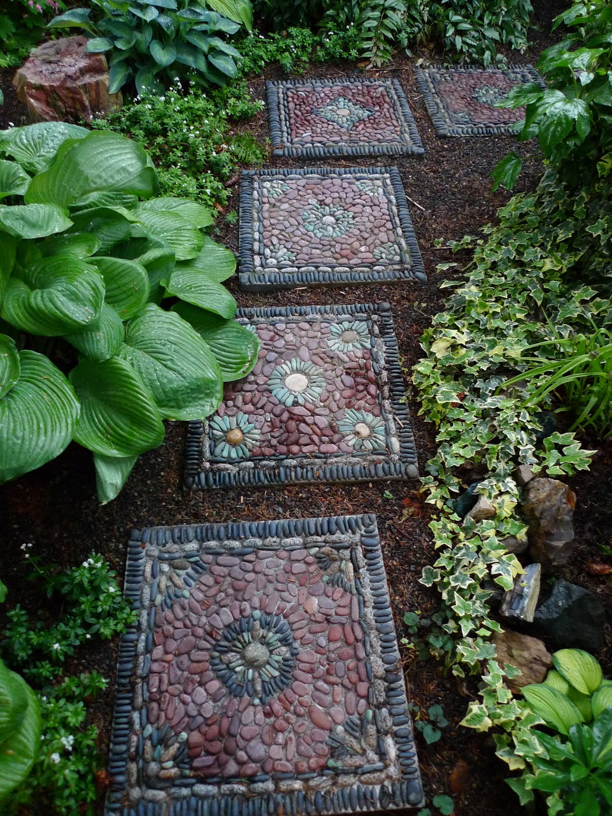 30 Beautiful DIY Stepping Stone Ideas to Decorate Your Garden --> How to Make Pebble Mosaic Stepping Stone