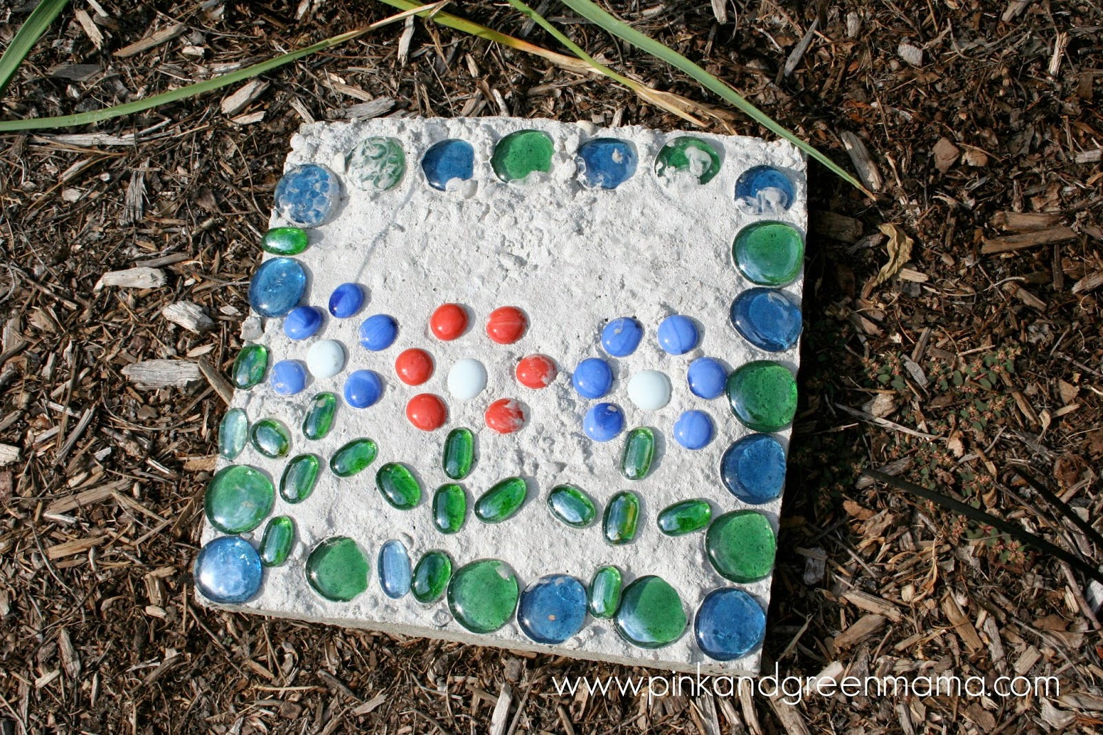 30 Beautiful DIY Stepping Stone Ideas to Decorate Your Garden --> Kid-Friendly Cement Stepping Stones for Your Yard