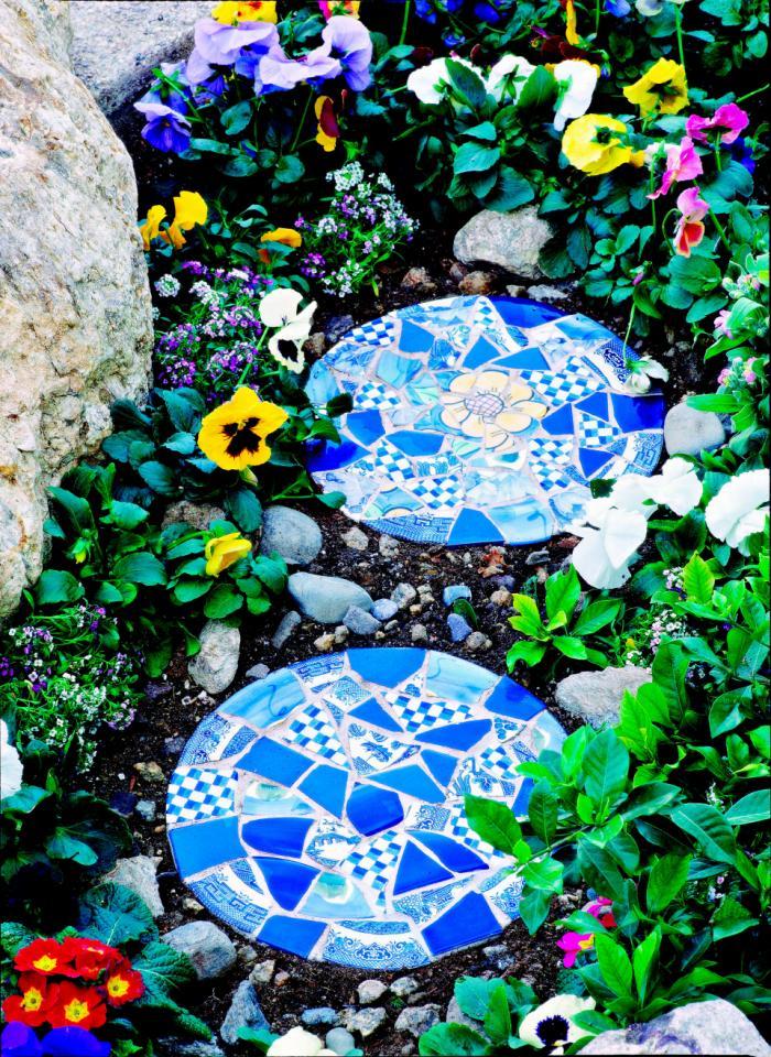 30 Beautiful DIY Stepping Stone Ideas to Decorate Your Garden --> How to Make Mosaic Garden Projects