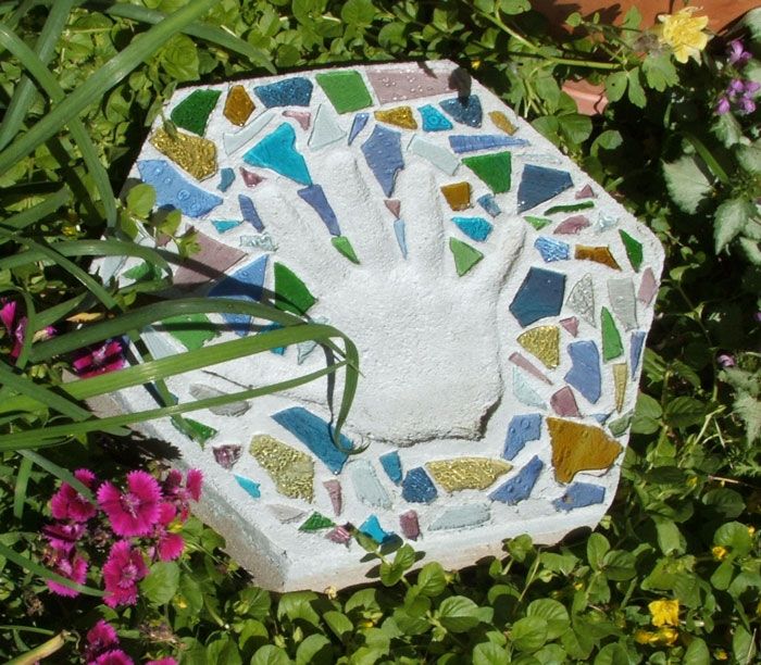 30 Beautiful DIY Stepping Stone Ideas to Decorate Your Garden --> Stepping Stones for Garden