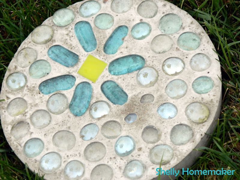 30 Beautiful DIY Stepping Stone Ideas to Decorate Your Garden --> Garden Stepping Stones Tutorial