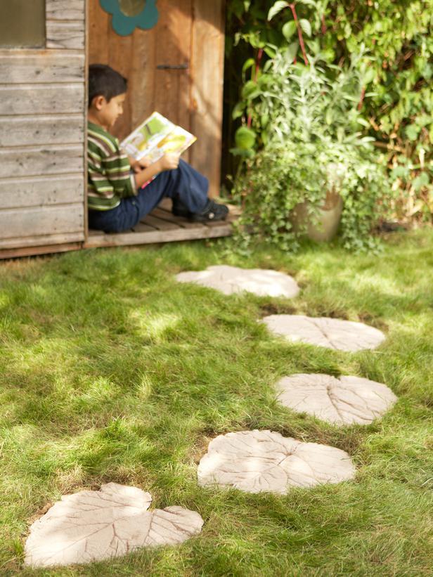 30 Beautiful DIY Stepping Stone Ideas to Decorate Your Garden --> How to Make a Decorative Garden Path