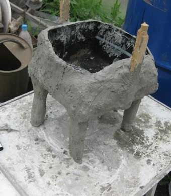 DIY-Adorable-Cat-Flower-Pot-from-Plastic-Bottle-and-Cement-3.jpg