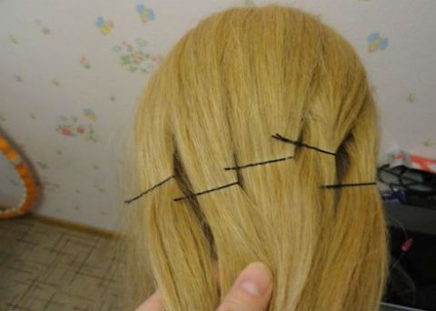 DIY-Braided-Chain-Pigtail-Hairstyle-1.jpg