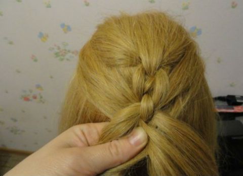 DIY-Braided-Chain-Pigtail-Hairstyle-11.jpg