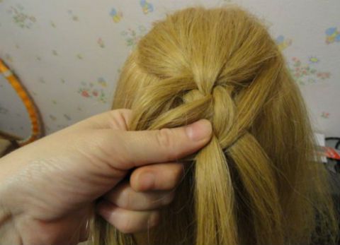 DIY-Braided-Chain-Pigtail-Hairstyle-12.jpg