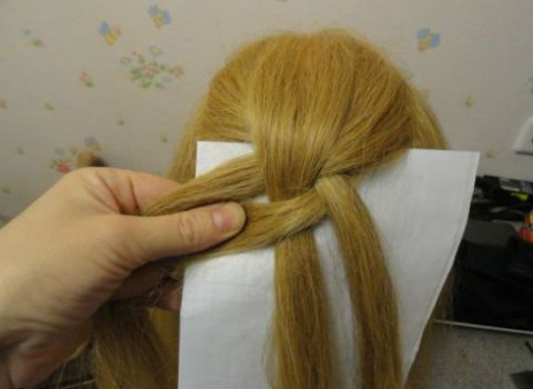 DIY-Braided-Chain-Pigtail-Hairstyle-4.jpg