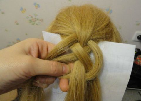 DIY-Braided-Chain-Pigtail-Hairstyle-6.jpg