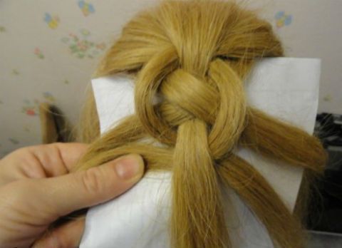 DIY-Braided-Chain-Pigtail-Hairstyle-7.jpg