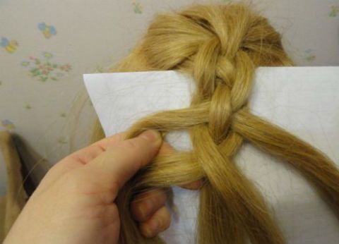 DIY-Braided-Chain-Pigtail-Hairstyle-9.jpg
