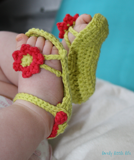 60+ Adorable and FREE Crochet Baby Sandals Patterns --> Flower Power Baby Sandals