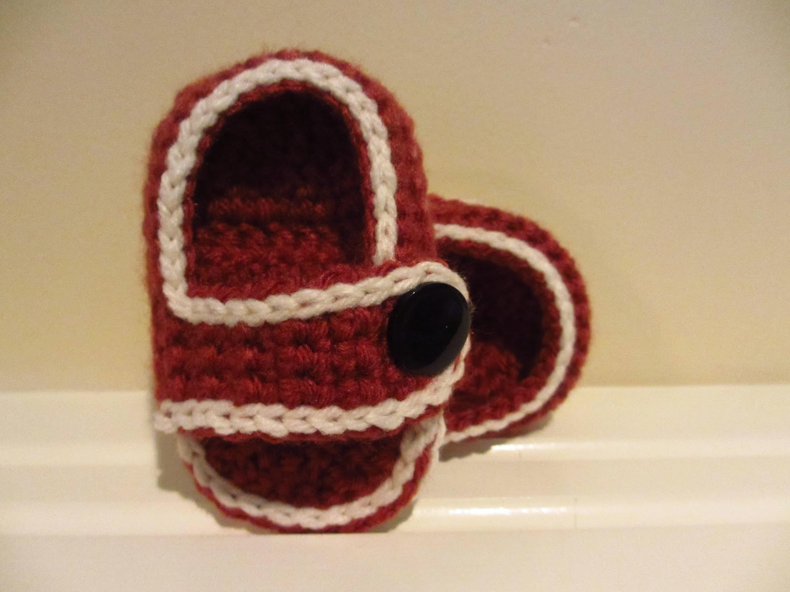 60+ Adorable and FREE Crochet Baby Sandals Patterns --> Comfy Baby Sandals