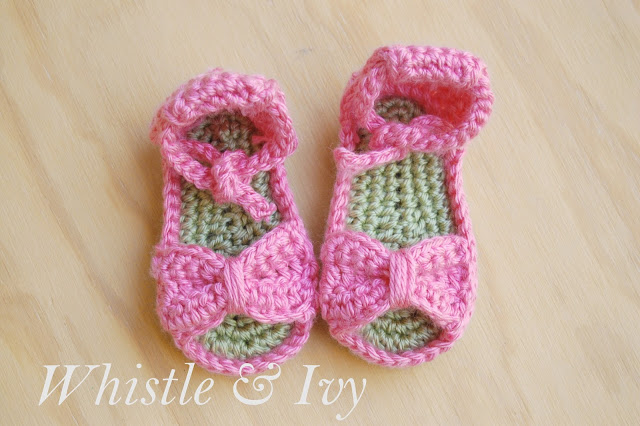 60+ Adorable and FREE Crochet Baby Sandals Patterns --> Bitty Bow Baby Sandals