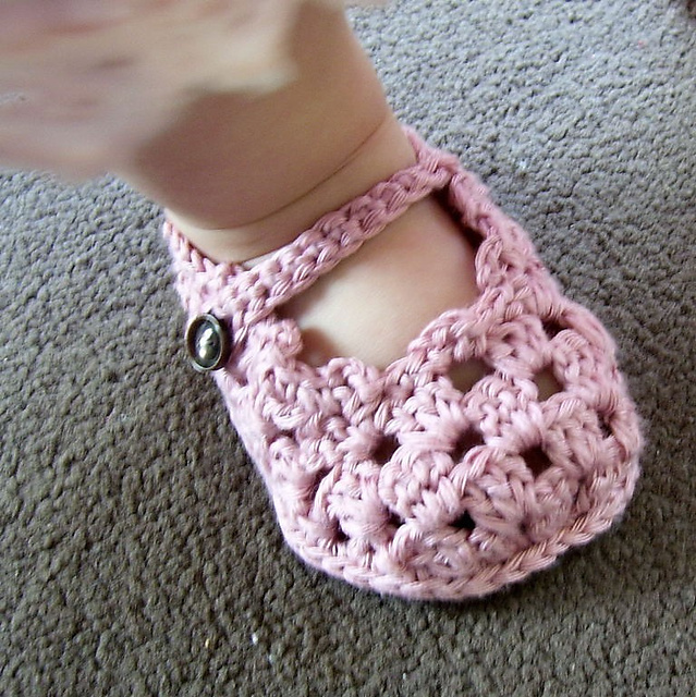 60+ Adorable and FREE Crochet Baby Sandals Patterns --> Sole Lovely Mary Janes