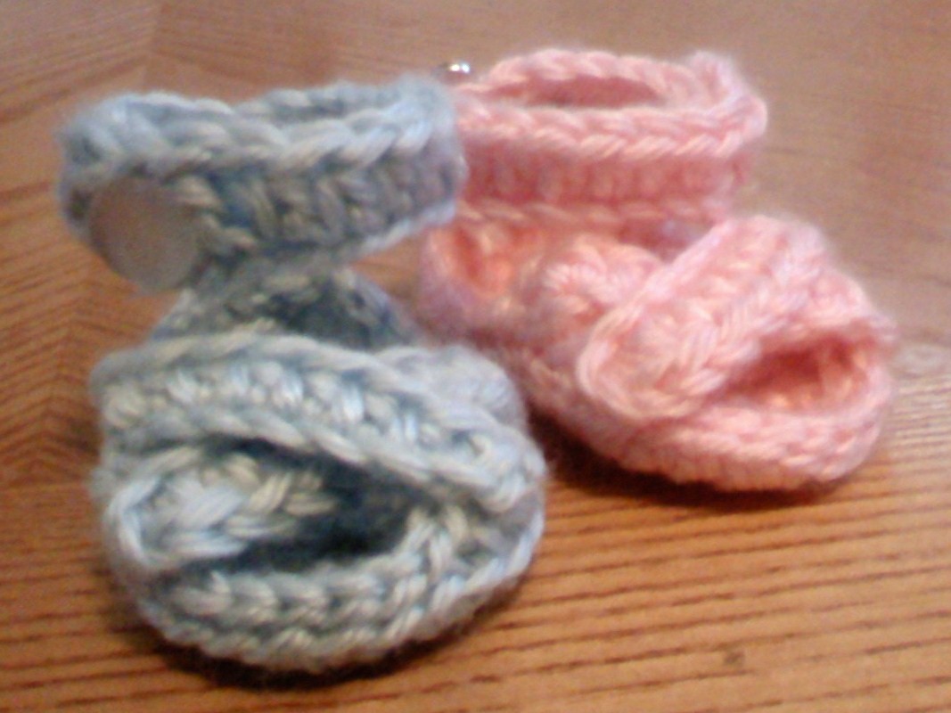 60+ Adorable and FREE Crochet Baby Sandals Patterns --> Newborn Cross Strap Sandal Booties