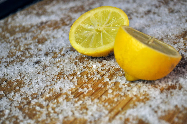 How To Clean Your Cutting Board in an Easy DIY Way