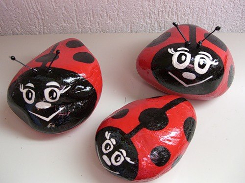 How-to-DIY-Decorative-Pebble-Ladybugs-10.jpg