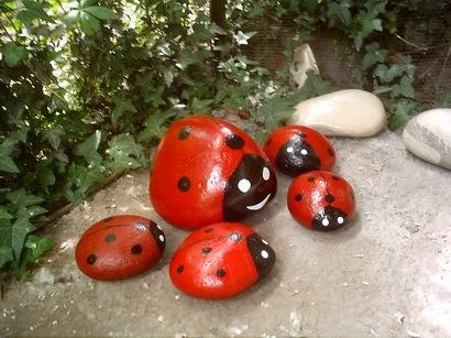 How-to-DIY-Decorative-Pebble-Ladybugs-12.jpg