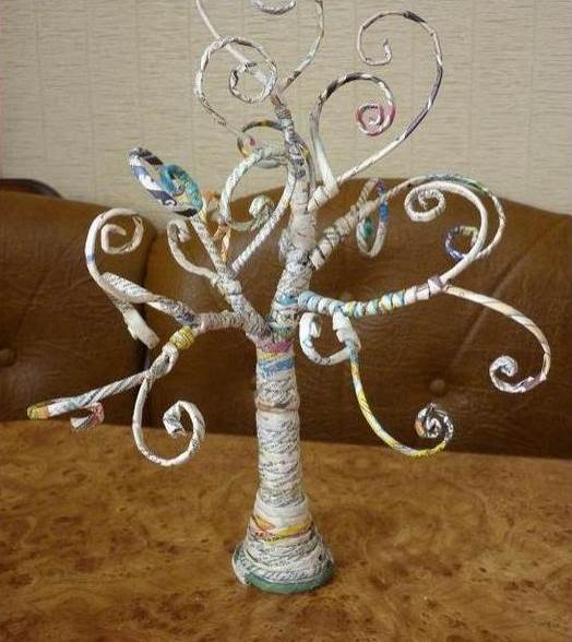 How-to-DIY-Decorative-Tree-from-Old-Newspaper-8.jpg