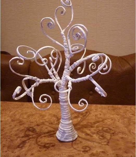 How-to-DIY-Decorative-Tree-from-Old-Newspaper-9.jpg