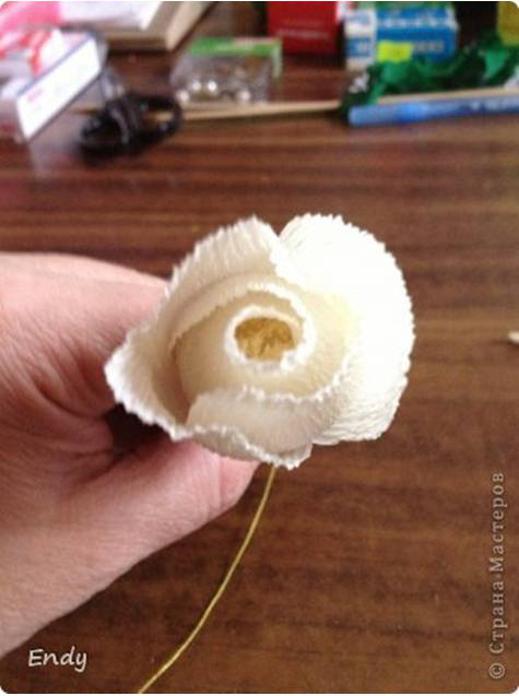 How-to-DIY-Easy-Rose-from-Crepe-Paper-4.jpg