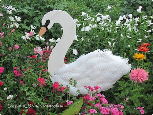 How-to-DIY-Swan-Garden-Decor-from-Recycled-Plastic-Bottles-10.jpg