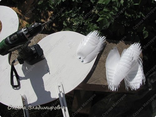 How-to-DIY-Swan-Garden-Decor-from-Recycled-Plastic-Bottles-6.jpg