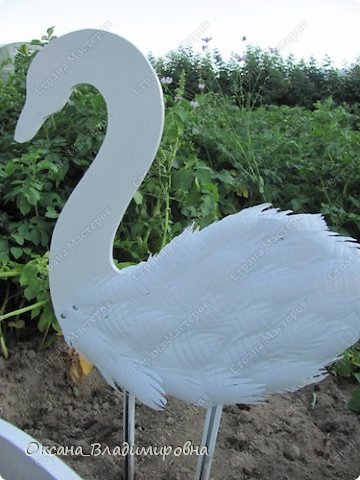 How-to-DIY-Swan-Garden-Decor-from-Recycled-Plastic-Bottles-9.jpg