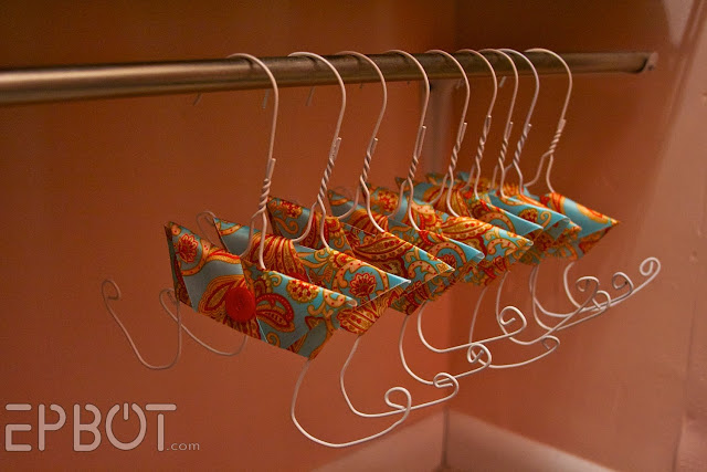 How to Make Flip Flops Hangers from Wire Coat Hangers 9