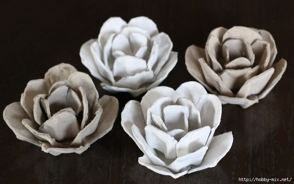 How-to-Make-Pretty-Flower-Mirror-Decoration-from-Egg-Carton-8.jpg