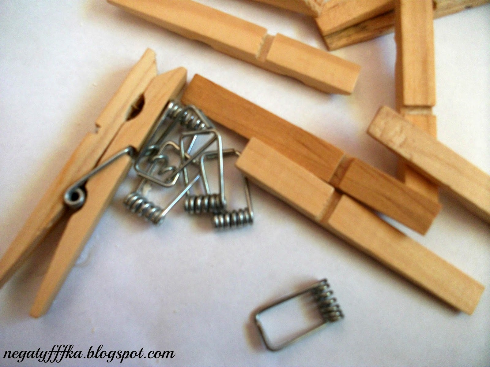 How-to-Make-a-Unique-Napkin-Holder-from-Clothespins-2.jpg