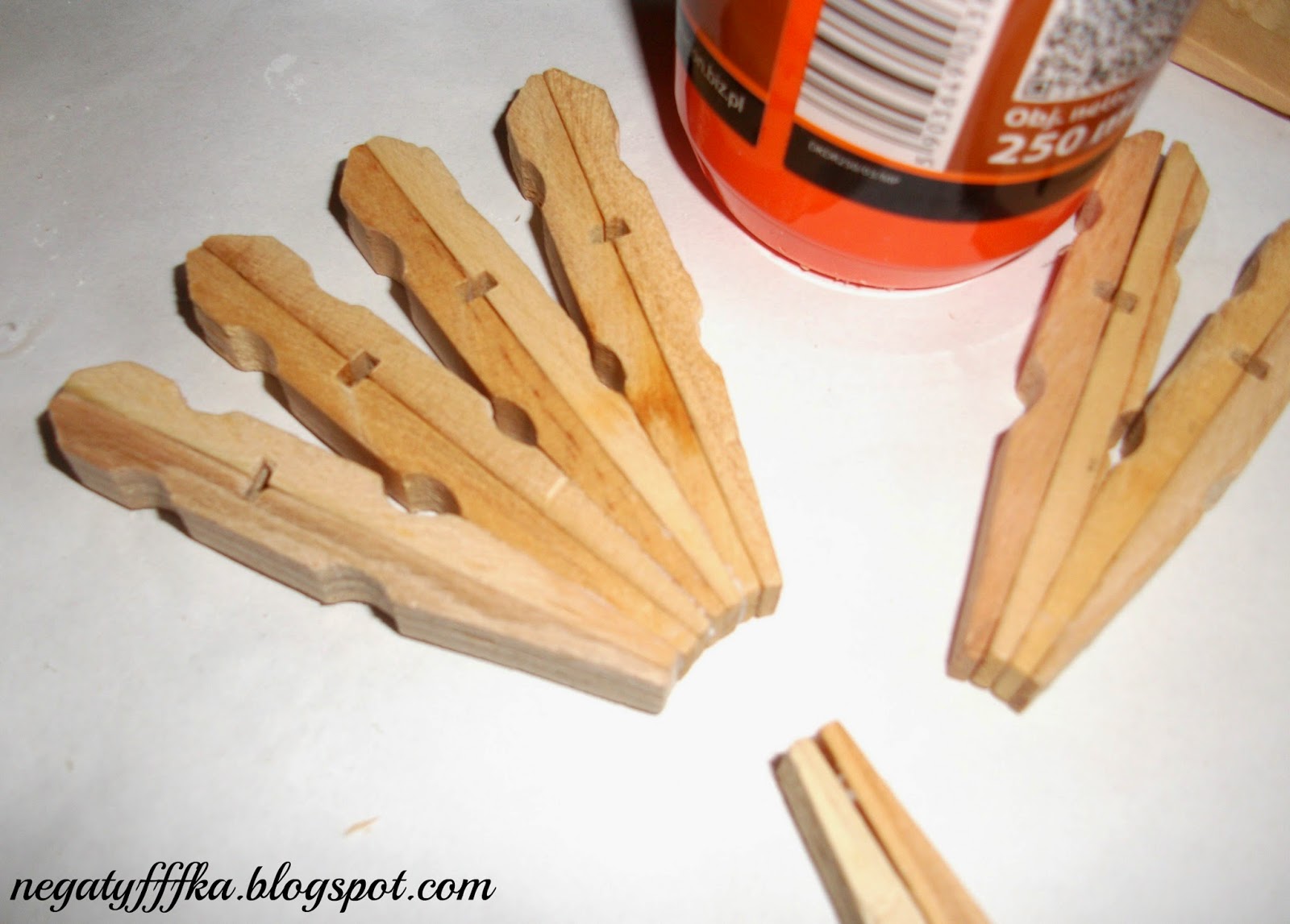 How-to-Make-a-Unique-Napkin-Holder-from-Clothespins-4.jpg