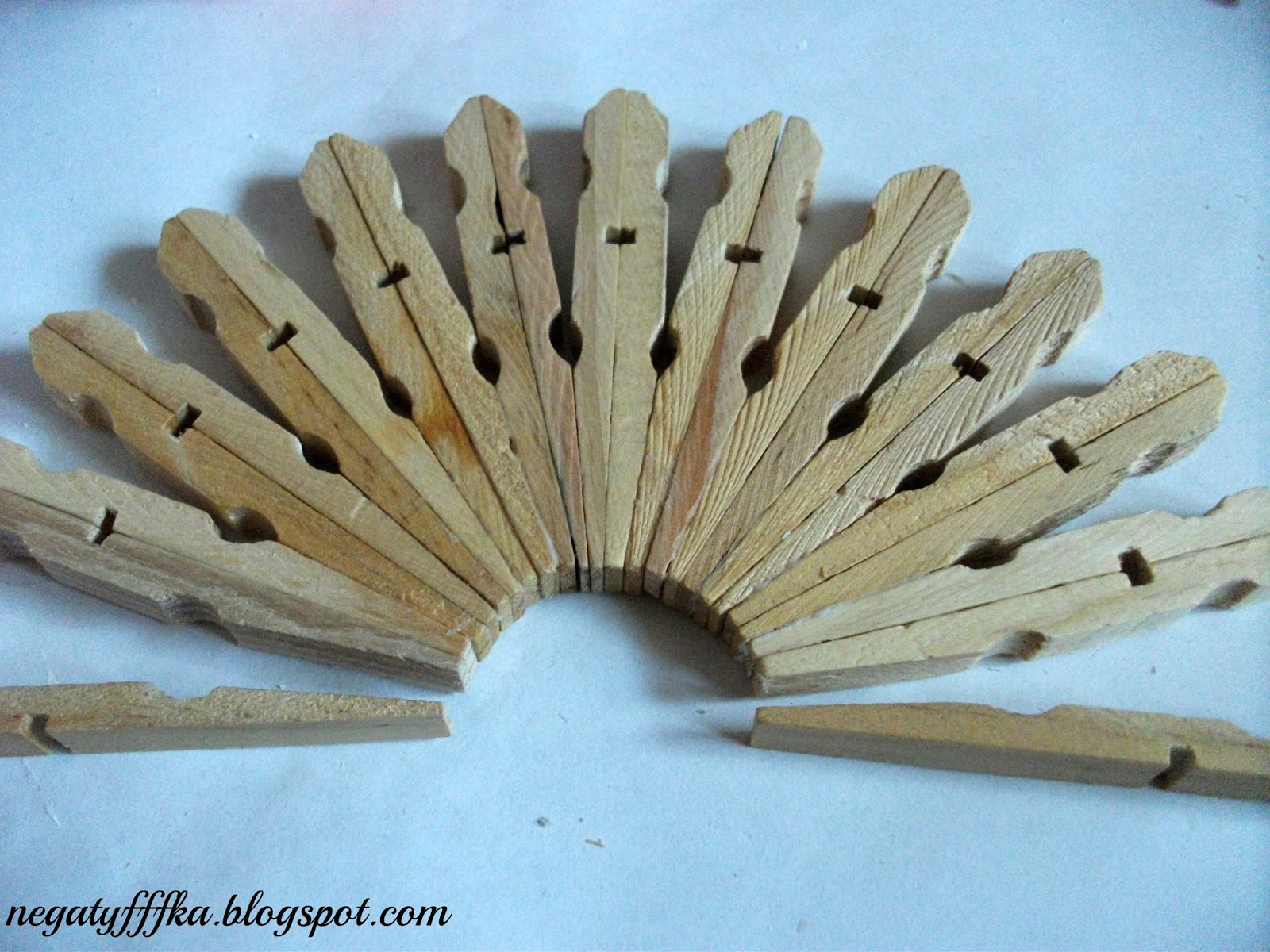 How-to-Make-a-Unique-Napkin-Holder-from-Clothespins-5.jpg