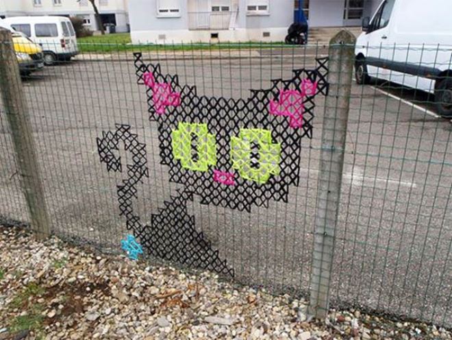 Creative-Street-Art-Cross-Stitch-Murals-on-Fences-2.jpg