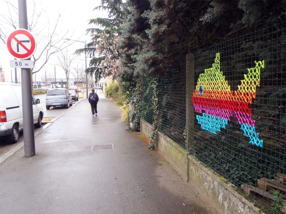 Creative-Street-Art-Cross-Stitch-Murals-on-Fences-4_1.jpg