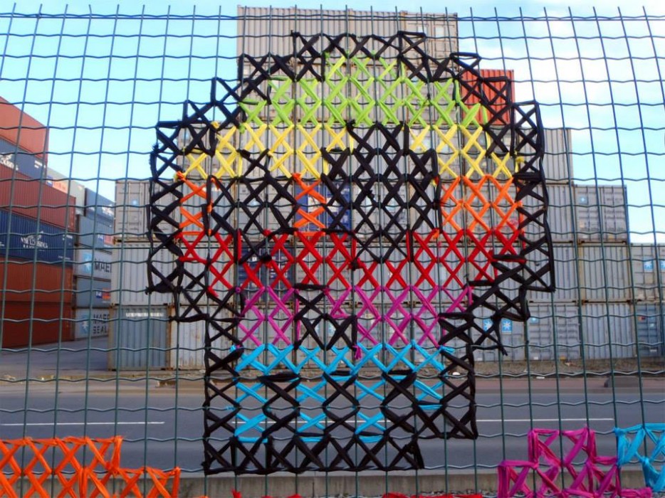 Creative-Street-Art-Cross-Stitch-Murals-on-Fences-5_1.jpg
