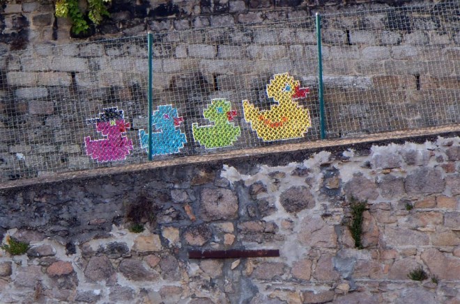Creative-Street-Art-Cross-Stitch-Murals-on-Fences-6.jpg