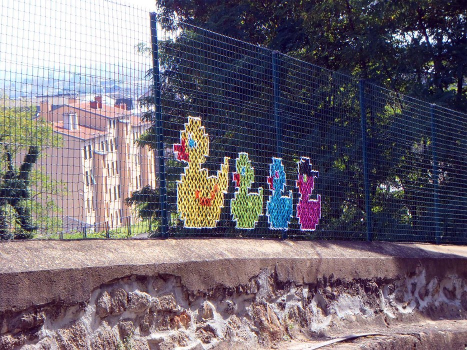 Creative-Street-Art-Cross-Stitch-Murals-on-Fences-6_1.jpg