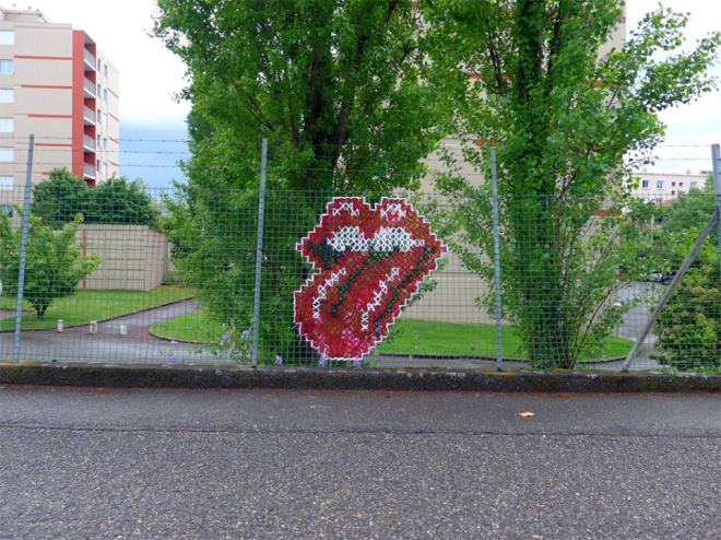 Creative-Street-Art-Cross-Stitch-Murals-on-Fences-7.jpg