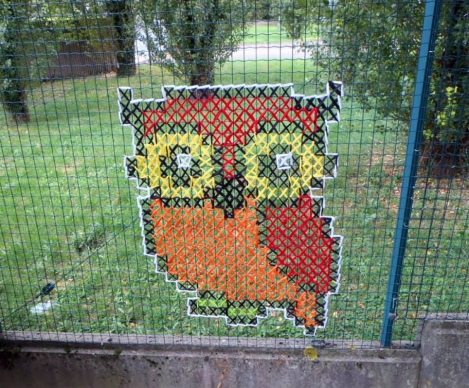 Creative-Street-Art-Cross-Stitch-Murals-on-Fences-9.jpg