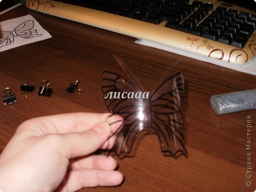 How-to-DIY-Beautiful-Butterflies-from-Plastic-Bottles-8.jpg