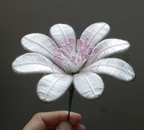 How-to-DIY-Beautiful-Flowers-from-Wire-and-Thread-8.jpg