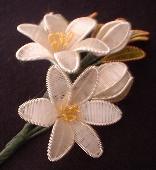 How-to-DIY-Beautiful-Flowers-from-Wire-and-Thread-9.jpg