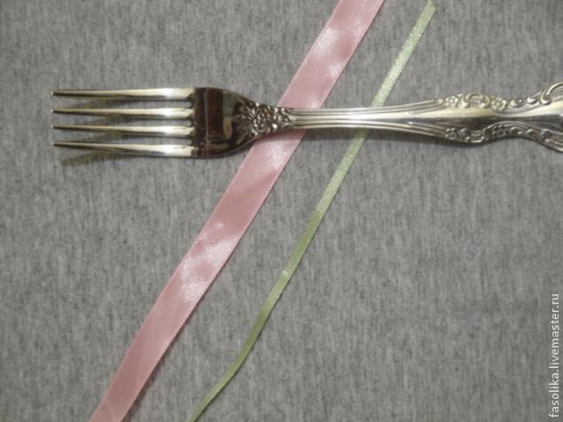 How-to-DIY-Easy-Satin-Ribbon-Rosette-with-a-Fork-1.jpg