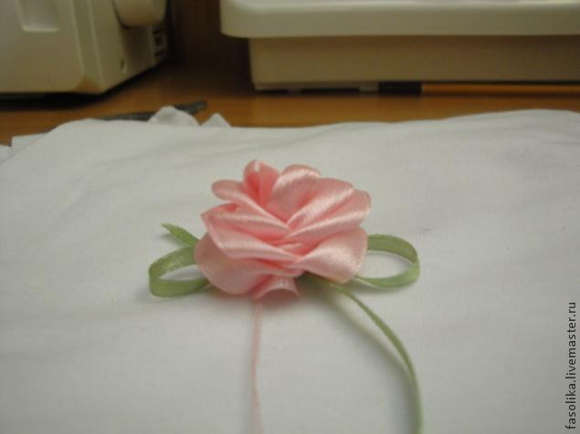 How-to-DIY-Easy-Satin-Ribbon-Rosette-with-a-Fork-13.jpg
