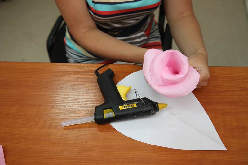How-to-DIY-Giant-Crepe-Paper-Flower-14.jpg