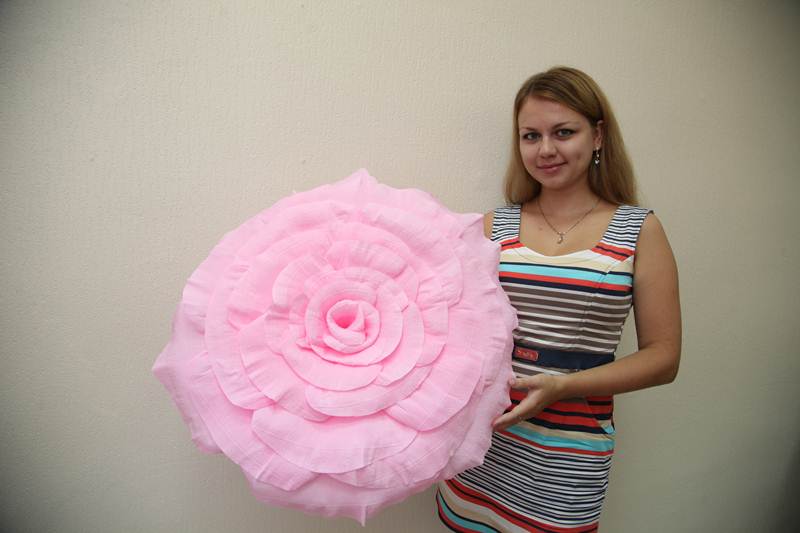 How-to-DIY-Giant-Crepe-Paper-Flower-19.jpg