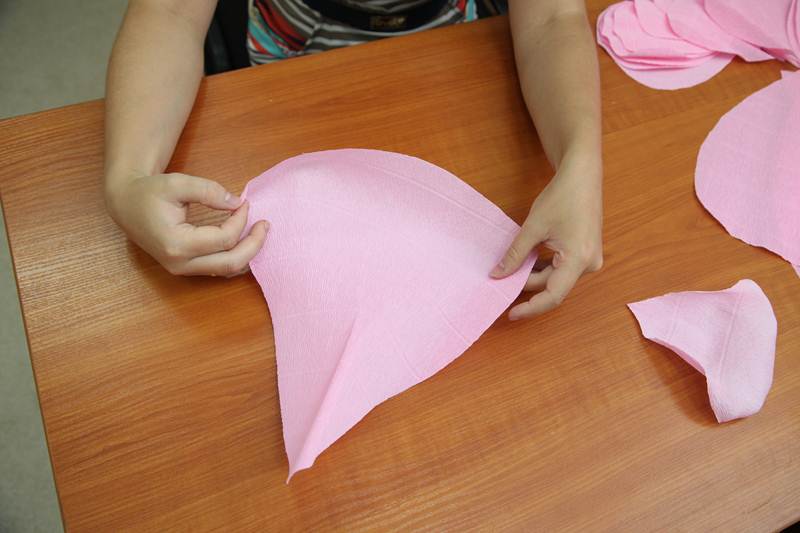 How-to-DIY-Giant-Crepe-Paper-Flower-8.jpg
